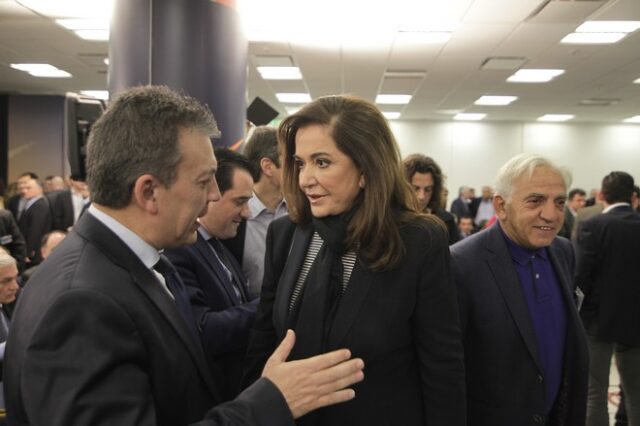 Συννεφιασμένη Κυριακή στην ΠΕ της Ν.Δ. Επίθεση σαμαρικών σε Ντόρα, αποχώρηση Δένδια, διάλογοι Γιακουμάτου Μητσοτάκη