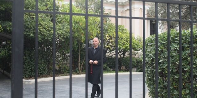 Αδειάζει την Παναρίτη το ΥπΟικ: Ποτέ δεν υπήρξε δίλημμα συντάξεις ή δανειακές υποχρεώσεις