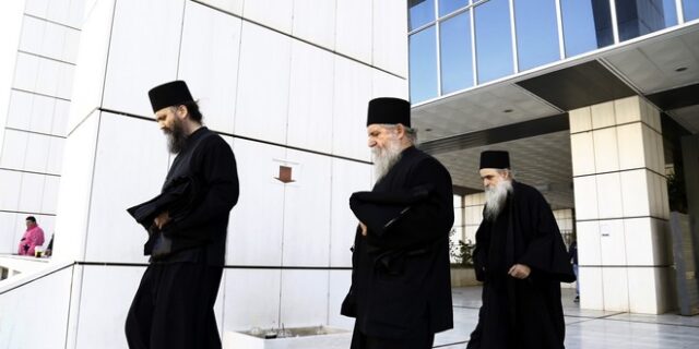 Αναβλήθηκε για τις 21 Απριλίου η δίκη για το σκάνδαλο της μονής Βατοπεδίου