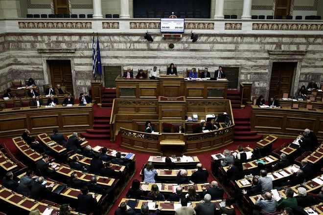 Η Ελλάδα αγνοεί τους εταίρους και καταθέτει το νομοσχέδιο για την ανθρωπιστική κρίση