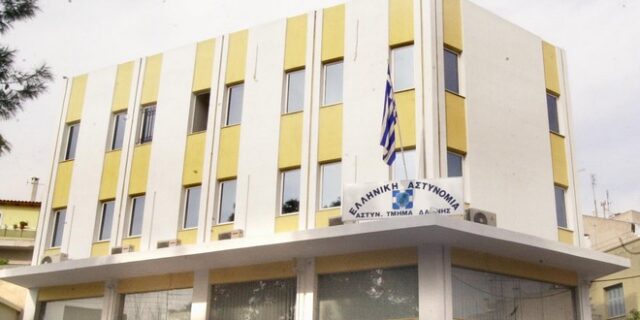 Επίθεση με μολότοφ στο Α.Τ. Δάφνης με φθορές σε περιπολικά