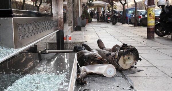 Στόχος εμπρησμού έγινε κατάστημα ρούχων στη Γλυφάδα