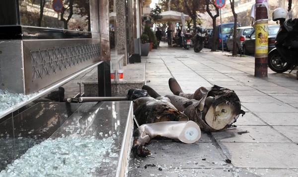 Στόχος εμπρησμού έγινε κατάστημα ρούχων στη Γλυφάδα