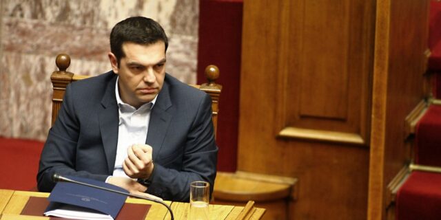 Έξαλλος ο Τσίπρας με τους βουλευτές του. Ελάχιστοι αρνήθηκαν το βουλευτικό αυτοκίνητο