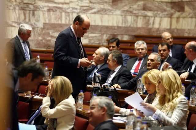 Η μάχη των γαλάζιων θρόνων μεταφέρεται στη Βουλή και στο παρασκήνιο