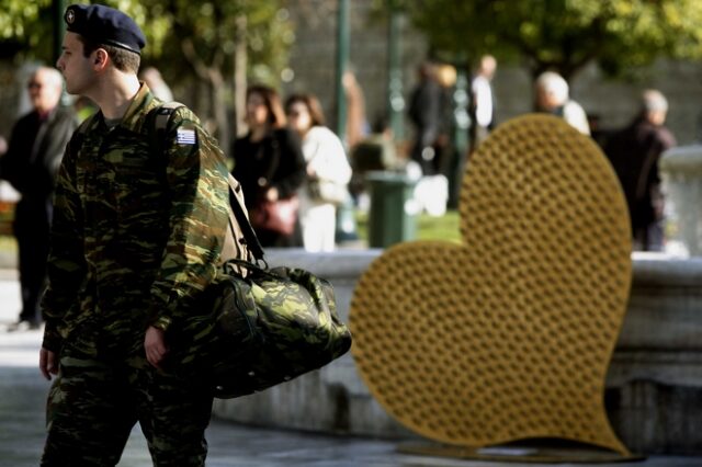Λοχίας βρήκε 3000 ευρώ και τα παρέδωσε στην Αστυνομία