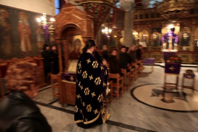 Η κρίση ‘κάνει’ τους νέους Έλληνες παπάδες