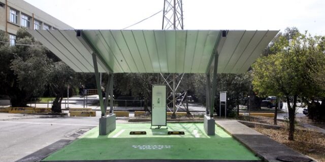Ο ελληνικός ήλιος φορτίζει τα αυτοκίνητα του μέλλοντος στον πρώτο ηλιακό σταθμό της Ελλάδας