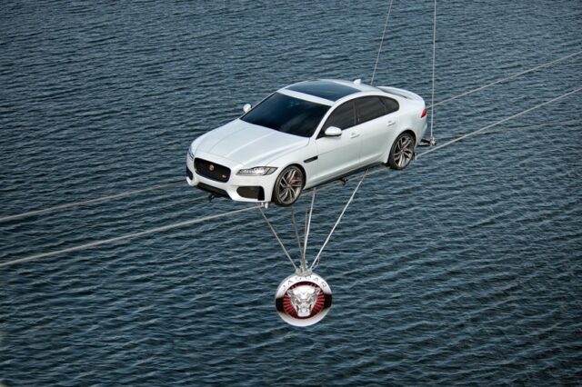 Το εντυπωσιακό εναέριο πέρασμα της Jaguar XF πάνω από τον Τάμεση