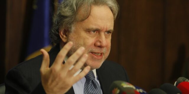 Κατρούγ-καλος στους διορισμούς. Έβαλε συνεργάτιδες της εταιρίας του στο υπουργείο