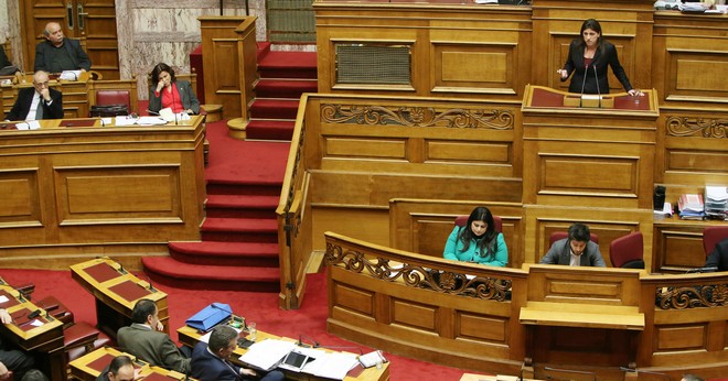 Υπερψηφίστηκε τα ξημερώματα το νομοσχέδιο για την ανθρωπιστική κρίση