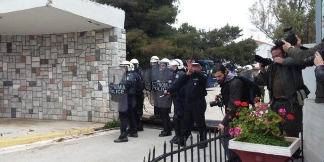Κόρινθος: Χημικά και ξύλο στην πορεία ενάντια στα κέντρα κράτησης μεταναστών