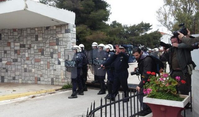 Κόρινθος: Χημικά και ξύλο στην πορεία ενάντια στα κέντρα κράτησης μεταναστών