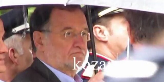 Τα εμβατήρια ‘ξεσήκωσαν’ τον Λαφαζάνη. Έτοιμος να μπει να παρελάσει στην Κοζάνη