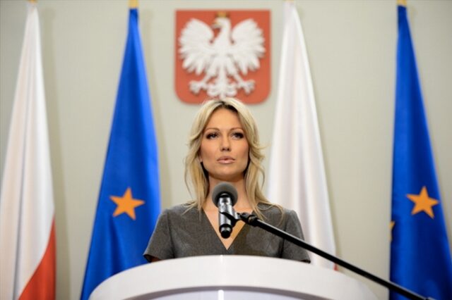 H ‘Barbie’ που θέλει να γίνει ο Τσίπρας της Πολωνίας
