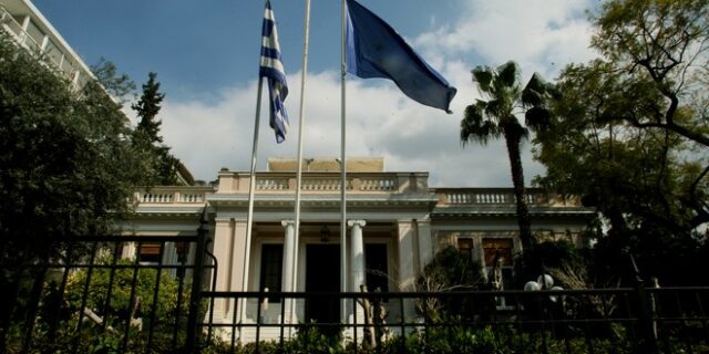 Μαξίμου: Δεν υπάρχει κανένα πρόβλημα καταβολής μισθών και συντάξεων