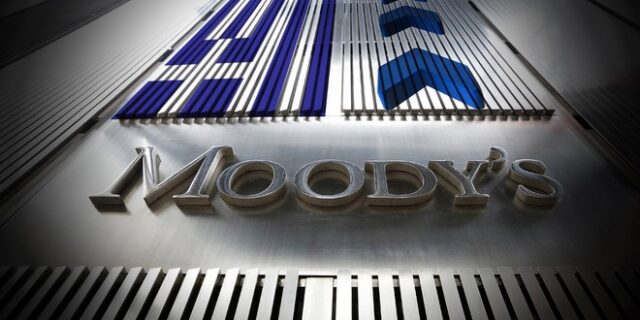 Moody’s: Οι καθυστερήσεις επιβαρύνουν την ελληνική οικονομία