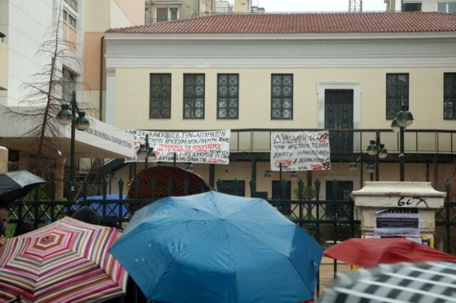 Εισαγγελέας ζητάει αυτόφωρο για τους καταληψίες της Νομικής