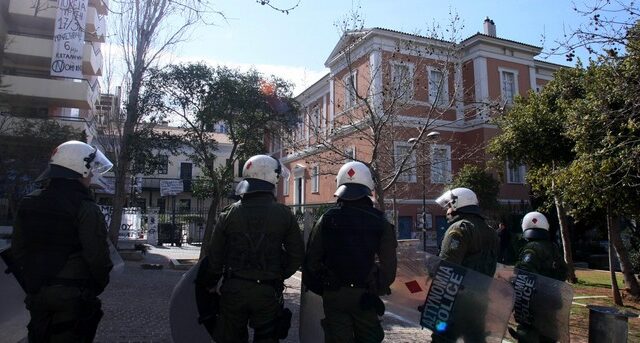 Αποχώρησαν οι αντιεξουσιαστές από τη Νομική