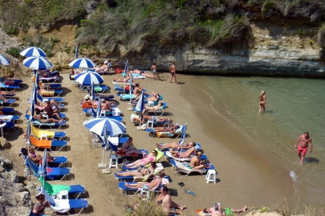 Παράνομες οι ξαπλώστρες των Δήμων στις παραλίες