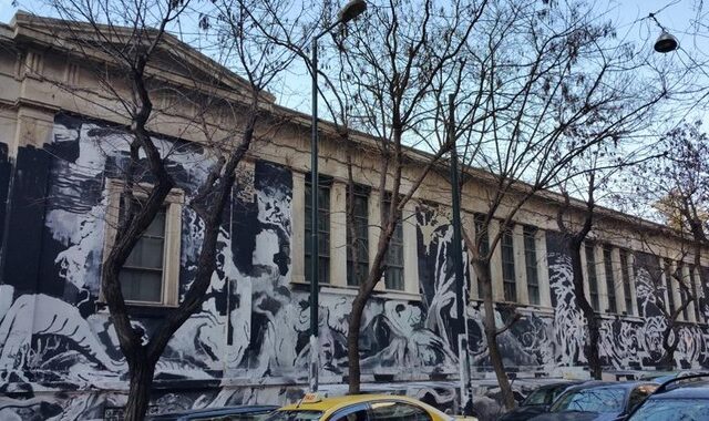 Τεράστιο γκράφιτι κάλυψε το ιστορικό κτίριο του Πολυτεχνείου