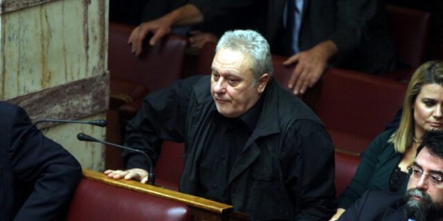 Ψαριανός για Καμμένο: Γιατί χαίρεται ο κόσμος και χαμογελάει πατέρα;