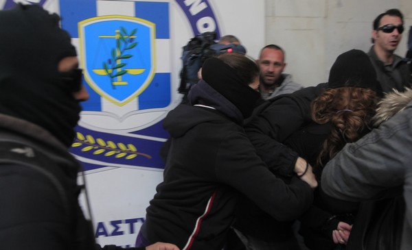 Υπόθεση Ξηρού: Ελεύθεροι με περιοριστικούς όρους η 36χρονη και ο 32χρονος