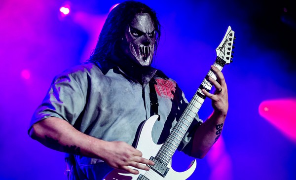 Μαχαίρωσαν στο κεφάλι τον κιθαρίστα των Slipknot, Mick Thomson