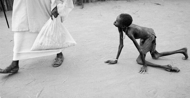 Μηχανή του Χρόνου: Η φωτογραφία σοκ, με τον Σουδανό που έκλεψε φαγητό από σκελετωμένο παιδί