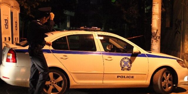 Ομάδα νεαρών επιτέθηκε σε περιπολικό στα Εξάρχεια