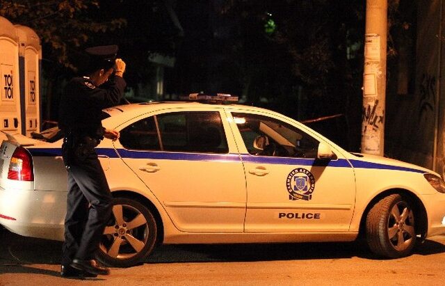 Ομάδα νεαρών επιτέθηκε σε περιπολικό στα Εξάρχεια