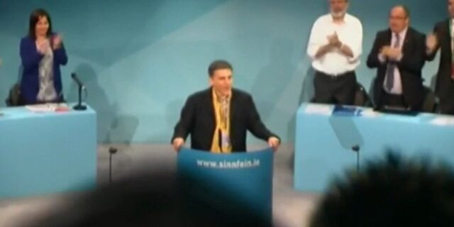Standing ovation για τον Τσακαλώτο στο συνέδριο του Σιν Φέιν