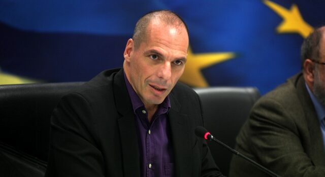 Βαρουφάκης: Θέμα υψίστης συμβολικής σημασίας η επαναπρόσληψη των καθαριστριών