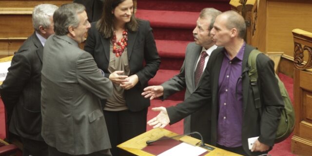 Άγρια κόντρα ΝΔ – ΣΥΡΙΖΑ για την τρύπα 2 δισ. και το πρωτογενές πλεόνασμα