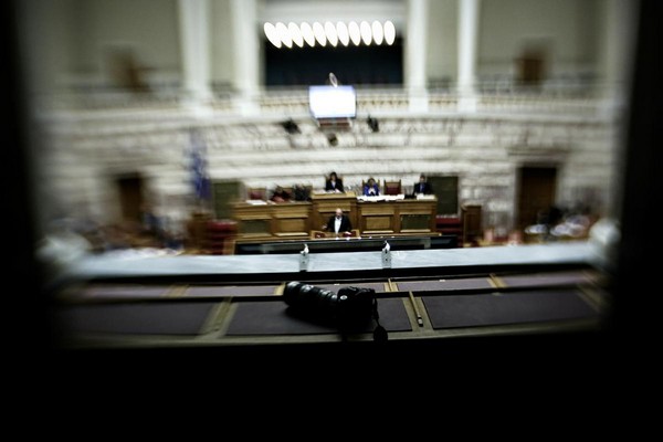 Εξεταστική για Μνημόνια: Αυτά είναι τα πρόσωπα που ζητά το κάθε κόμμα να κληθούν ως μάρτυρες