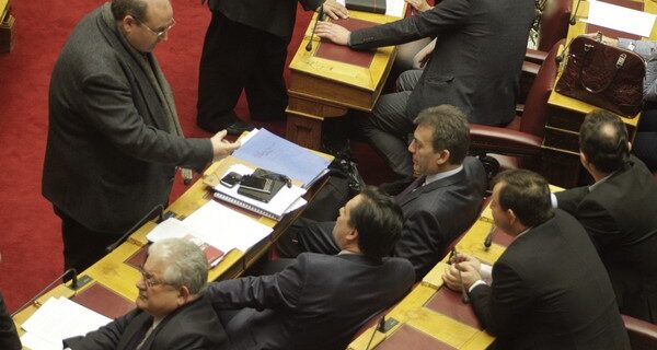 LIVE εικόνα: Η συζήτηση στη Βουλή για τις γερμανικές αποζημιώσεις