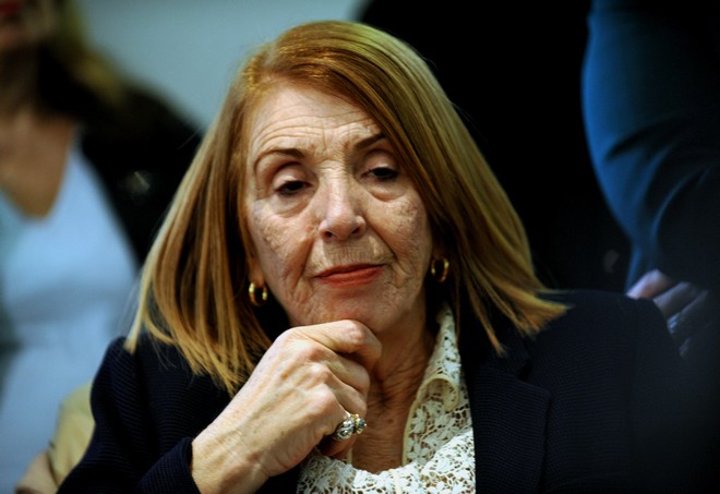 Χριστοδουλοπούλου: Δεν υπάρχουν πλέον μετανάστες. Όλοι είναι πρόσφυγες. Τους βλέπουμε στις πλατείες γιατί ‘απλά λιάζονται’