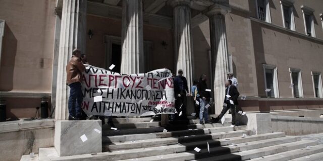 Χαμός εντός και εκτός Βουλής μετά την εισβολή αντιεξουσιαστών
