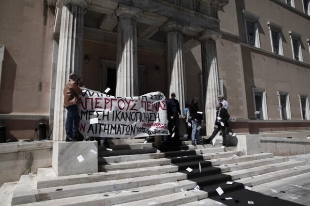 Χαμός εντός και εκτός Βουλής μετά την εισβολή αντιεξουσιαστών