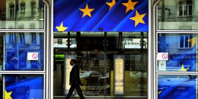 Bloomberg: Η υποχώρηση του δολαρίου δείχνει πώς η Ελλάδα είναι κοντά σε συμφωνία με τους δανειστές
