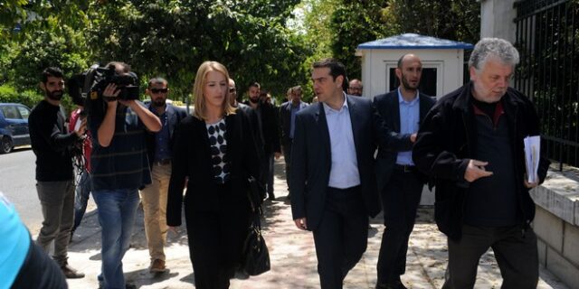 Η περιπατητική του Τσίπρα : Συναντήθηκε στο Μαξίμου με τη Ρ. Δούρου και περπάτησαν μαζί στον Εθνικό κήπο