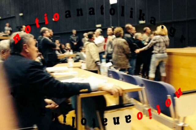 Χαμός στο Περιφερειακό Συμβούλιο Αττικής: Κάτοικοι άρπαξαν τα μικρόφωνα