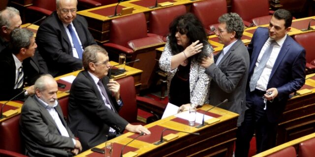 Χαμός στη Βουλή. Η Βαγενά κινήθηκε κατά Λοβέρδου