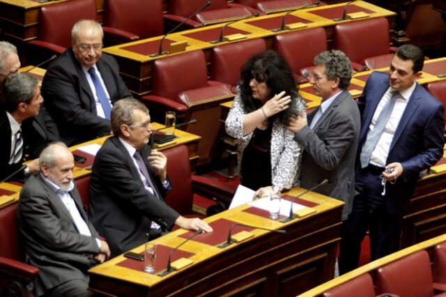 Χαμός στη Βουλή. Η Βαγενά κινήθηκε κατά Λοβέρδου