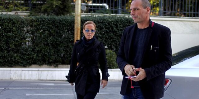 Προπηλάκισαν τον Γιάνη Βαρουφάκη σε εστιατόριο στα Εξάρχεια. Του πέταξαν μέχρι και μπουκάλια