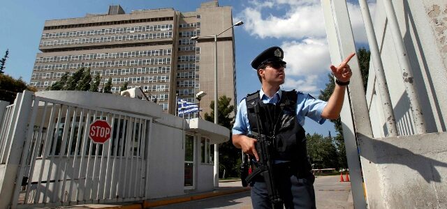Στη θέση τους παραμένουν επίορκοι αστυνομικοί και στελέχη της ΕΥΠ που συνεργάζονται με δουλεμπόρους
