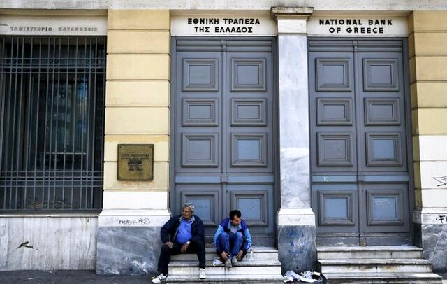 Το Bloomberg ‘πυροβολεί’ : Πώς μπορεί η Ελλάδα να χρεοκοπήσει εντός ευρώ