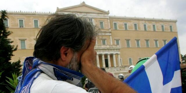 Έκθεση ΟΟΣΑ: Πού χάνεται ο μισθός των Ελλήνων