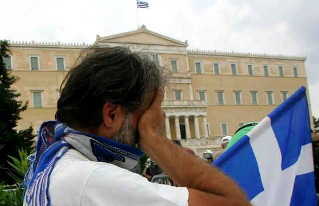 Έκθεση ΟΟΣΑ: Πού χάνεται ο μισθός των Ελλήνων