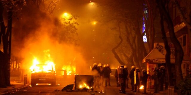 Εννέα συλλήψεις και δύο τραυματίες αστυνομικοί μετά τα επεισόδια στο Πολυτεχνείο